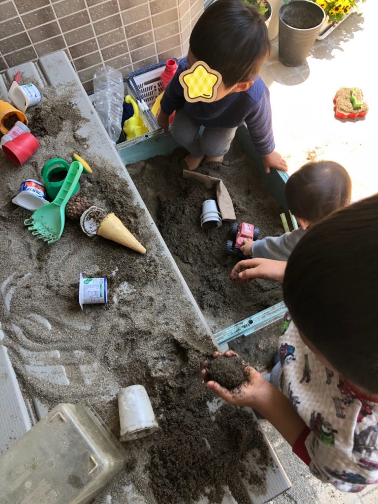 家に砂場を作って3年 簡単なお家砂場の作り方 頭の良い子に育てたい